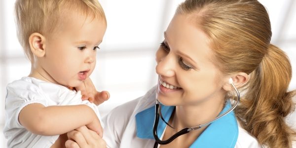 Регулярные обследования у педиатра - важный момент в развитии ребенка